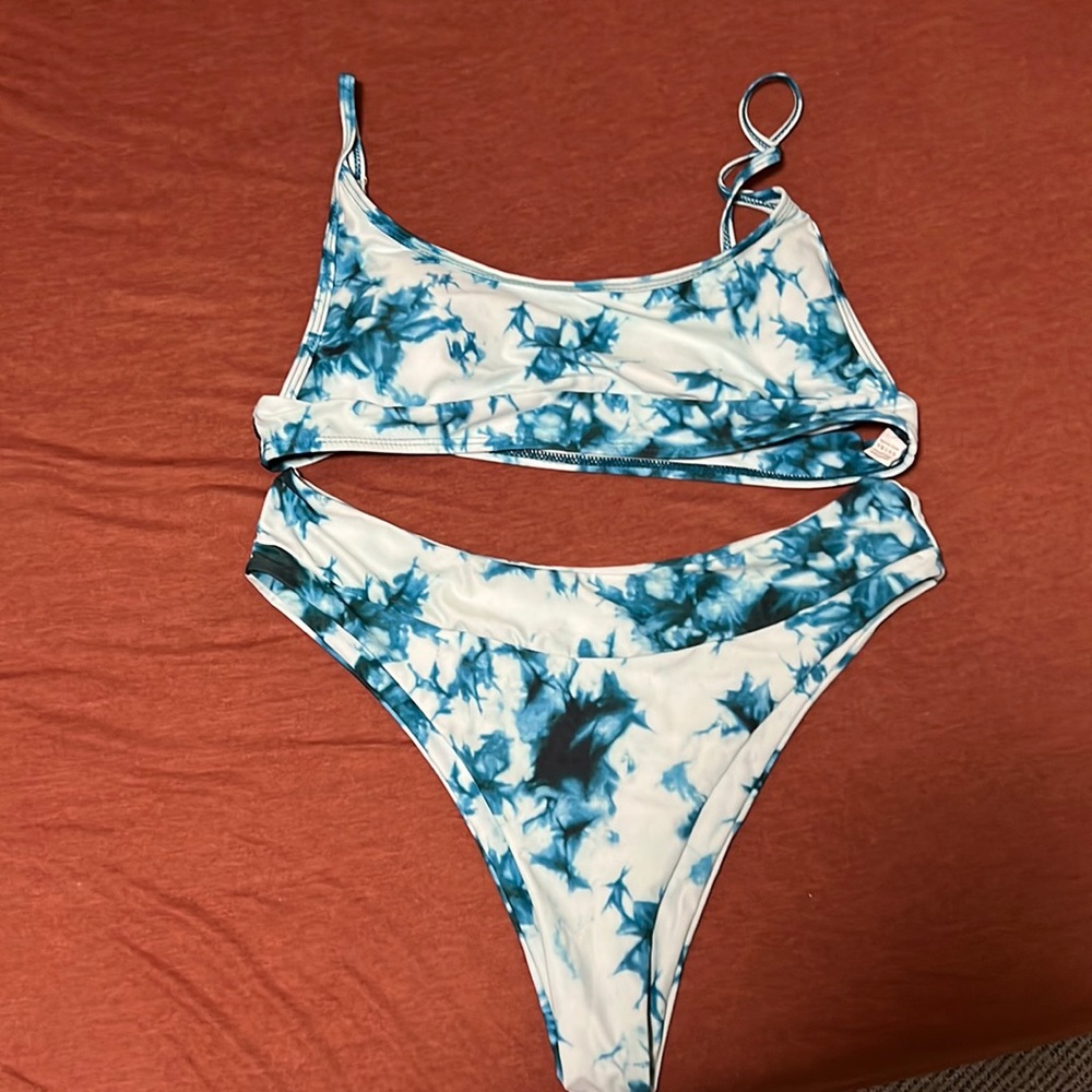 Blue tie dye swimsuit with removable pads.